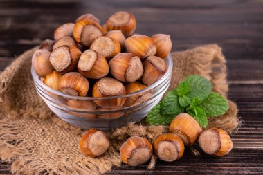 Ahşap bir arka planda kasede fındık. Yakın plan..