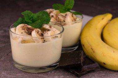 Çikolata parçacıklı muzlu puding. Yakın plan..