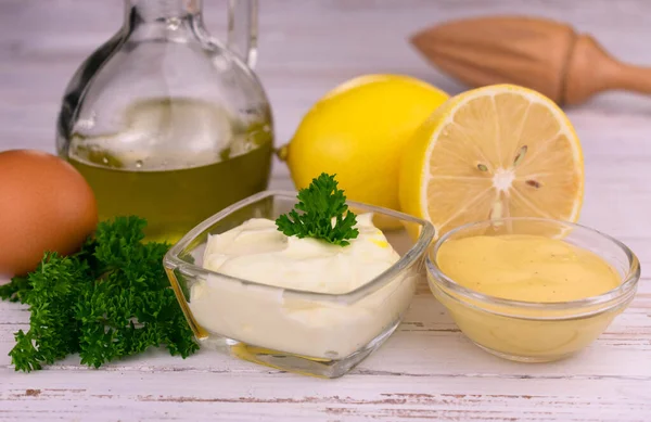 Mayonnaise Sauce Auf Weißem Hintergrund Zutaten Für Die Herstellung Von — Stockfoto