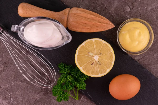 Mayonnaise Sauce Auf Grauem Hintergrund Zutaten Für Die Herstellung Von — Stockfoto