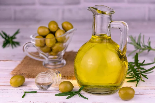 Aceite Oliva Vidrio Grava Aceitunas Frescas Romero Sobre Fondo Blanco —  Fotos de Stock