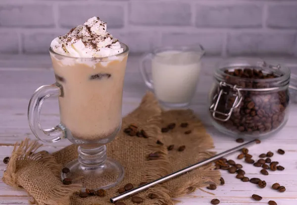 Café Con Leche Crema Batida Sobre Fondo Madera Blanca — Foto de Stock