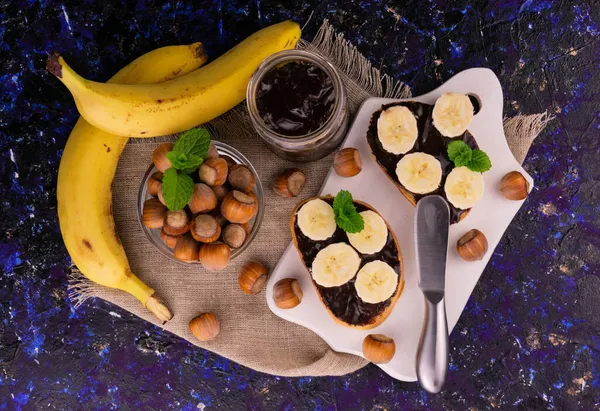 Schokoladenaufstrich Mit Banane Auf Brot Flache Lage — Stockfoto