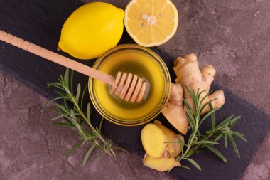 Bal, zencefil, limon ve biberiye. Düz yatıyordu.