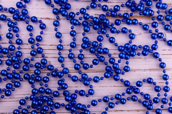 Perline Blu Uno Sfondo Legno Bianco Addobbi Natalizi — Foto Stock