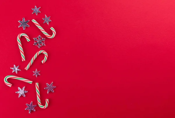 Kerstmis Achtergrond Sneeuwvlokken Snoep Een Rode Achtergrond — Stockfoto