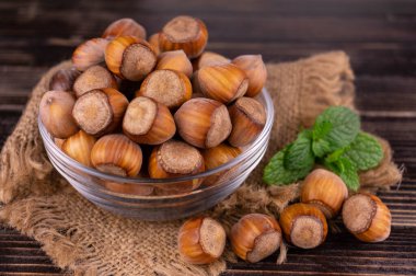 Ahşap arka planda bir kase fındık..