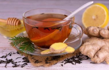 Limonlu ve ballı zencefilli çay.