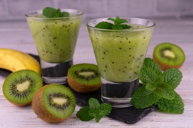 Naneli Kivi muzlu smoothie. Yakın plan..