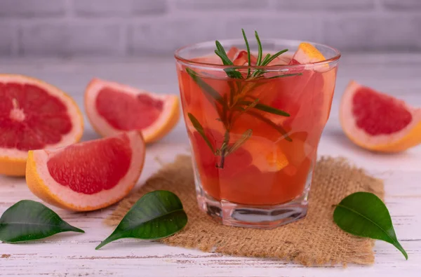 Grapefruitsaft Einem Glas Auf Weißem Hintergrund — Stockfoto