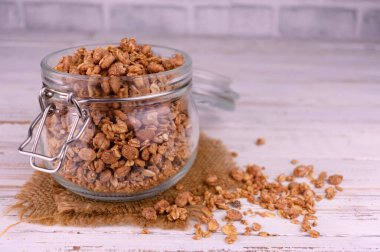 Kavanozda granola. Sağlıklı kahvaltı kavramı.