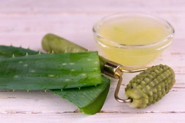 Taze aloe suyu ve yüz masajı. Yakın plan..