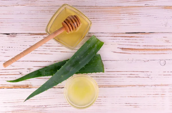 Juice Aloe Vera Leaves Honey White Wooden Background Flat Lei — Stok Foto