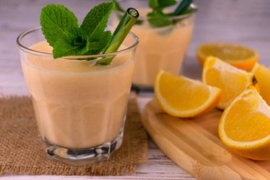 Naneli ve gözlüklü portakal suyu. Yakın plan..