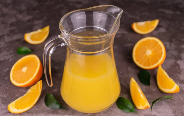 Jus Orange Dans Une Carafe Sur Fond Gris — Photo