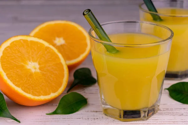 Ένα Ποτήρι Φρεσκοστυμμένο Χυμό Πορτοκάλι — Φωτογραφία Αρχείου