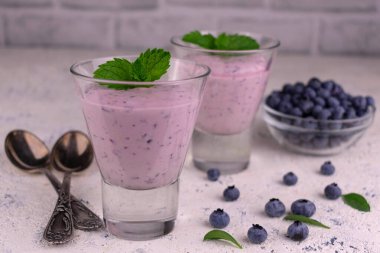 Beyaz bir arka planda Blueberry smoothie.