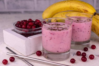 A healthy smoothie made with cranberry and flax seeds.