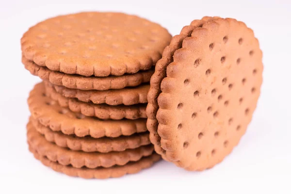 Biscoitos Chocolate Com Enchimento Fundo Branco — Fotografia de Stock