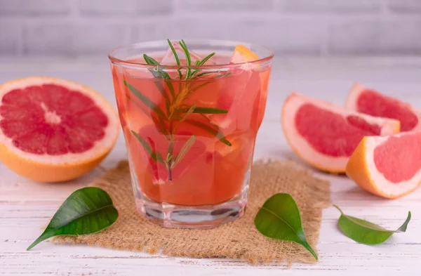 Grapefruitsaft Einem Glas Auf Weißem Hintergrund — Stockfoto