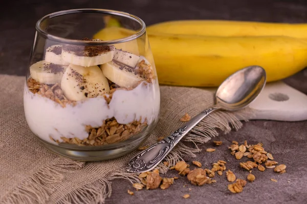 Granola Jogurtem Bananem Szklance Koncepcja Zdrowych Deserów — Zdjęcie stockowe