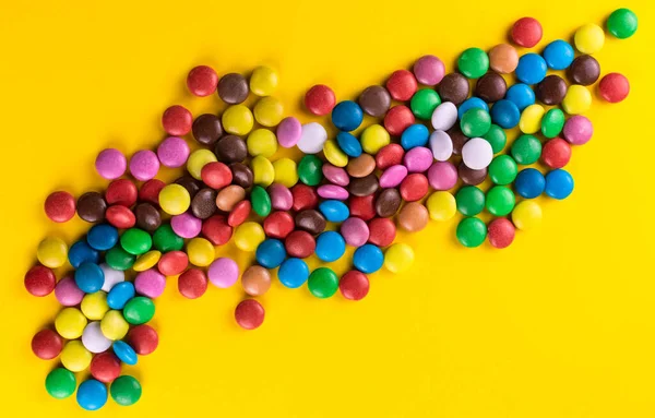 Bunte Bonbons Auf Leuchtend Gelbem Hintergrund — Stockfoto