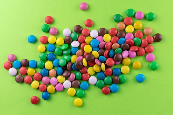 Bunte Bonbons Auf Leuchtend Grünem Hintergrund — Stockfoto