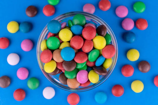 Mehrfarbige Bonbons Auf Hellblauem Hintergrund Einem Glasteller Ansicht Von Oben — Stockfoto