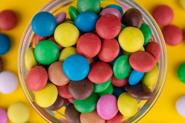 Mehrfarbige Bonbons Auf Gelbem Hintergrund Ansicht Von Oben Nahaufnahme — Stockfoto