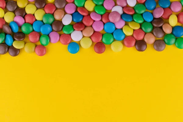 Mehrfarbige Bonbons Auf Gelbem Hintergrund Kopierraum — Stockfoto