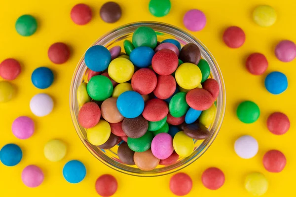 Kleine Multi Gekleurde Snoepjes Een Schaal Een Gele Achtergrond — Stockfoto
