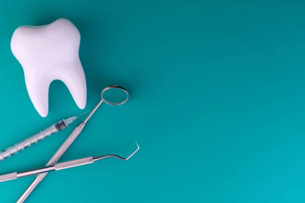 Diş modeli ve dişçi aleti. Boşluğu kopyala.