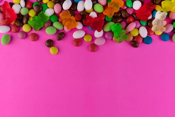 Bunte Bonbons Auf Rosa Hintergrund Kopierraum — Stockfoto
