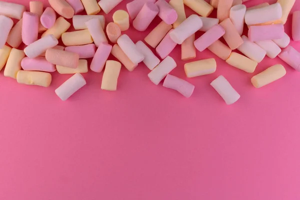 Pastel Gekleurde Marshmallows Een Roze Achtergrond — Stockfoto