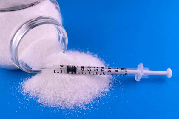 Jeringa Azúcar Insulina Sobre Fondo Azul Concepto Diabetes — Foto de Stock