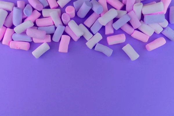 Pastellfarbene Marshmallows Auf Fliederfarbenem Hintergrund Kopierraum — Stockfoto