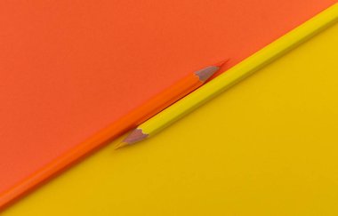 Turuncu ve sarı bir kalem turuncu ve sarı arkaplanı ayırır.