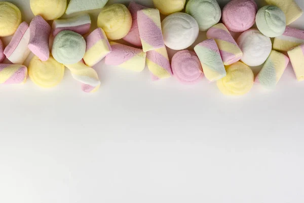 Gekleurde Marshmallow Een Witte Achtergrond — Stockfoto