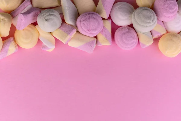Gekleurde Marshmallow Een Delicate Roze Achtergrond Kopieer Ruimte — Stockfoto
