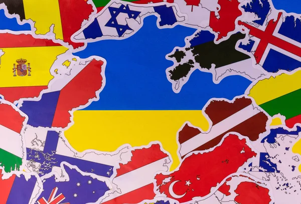 Vlajka Ukrajiny Centru Mnoho Vlajek Dalších Zemí Podporujících Ukrajinu Obraně — Stock fotografie