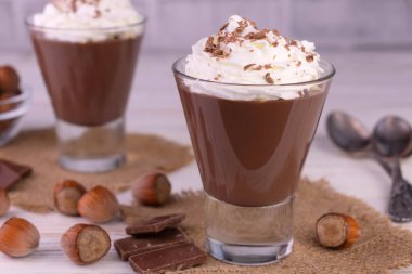  Fındıklı çikolatalı mus ve beyaz ahşap arka planda krema..