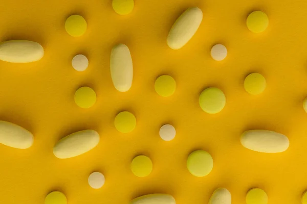 Жовті Таблетки Жовтому Тлі — стокове фото