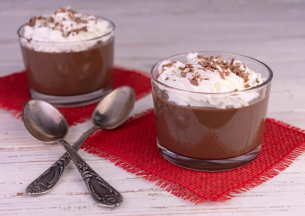 ホイップ クリームとチョコレートのデザート — ストック写真