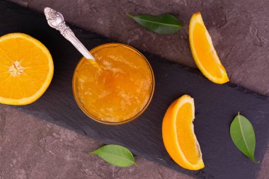 Portakal reçeli. Düz yatıyordu. Yakın plan..