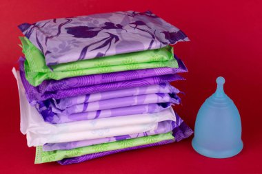 Kadın hijyen ürünlerini seçme kavramı. Adet bardağı ve hijyenik pedler..