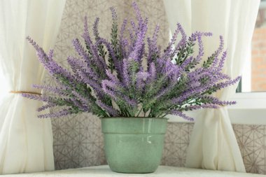 Mutfak masasında bir demet lavanta..