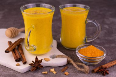 Sağlıklı vejetaryen altın sütlü latte. Hint Garam Badami Dud.