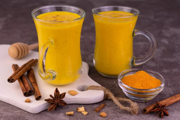 Sağlıklı vejetaryen altın sütlü latte. Hint Garam Badami Dud.