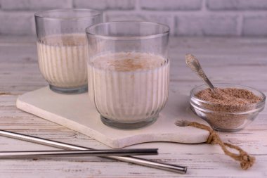  Beyaz ahşap arka planda kepekli sağlıklı yoğurt..