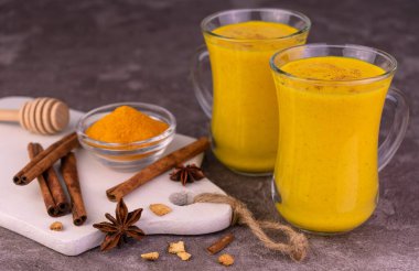 Sağlıklı vejetaryen altın sütlü latte. Hint Garam Badami Dud.